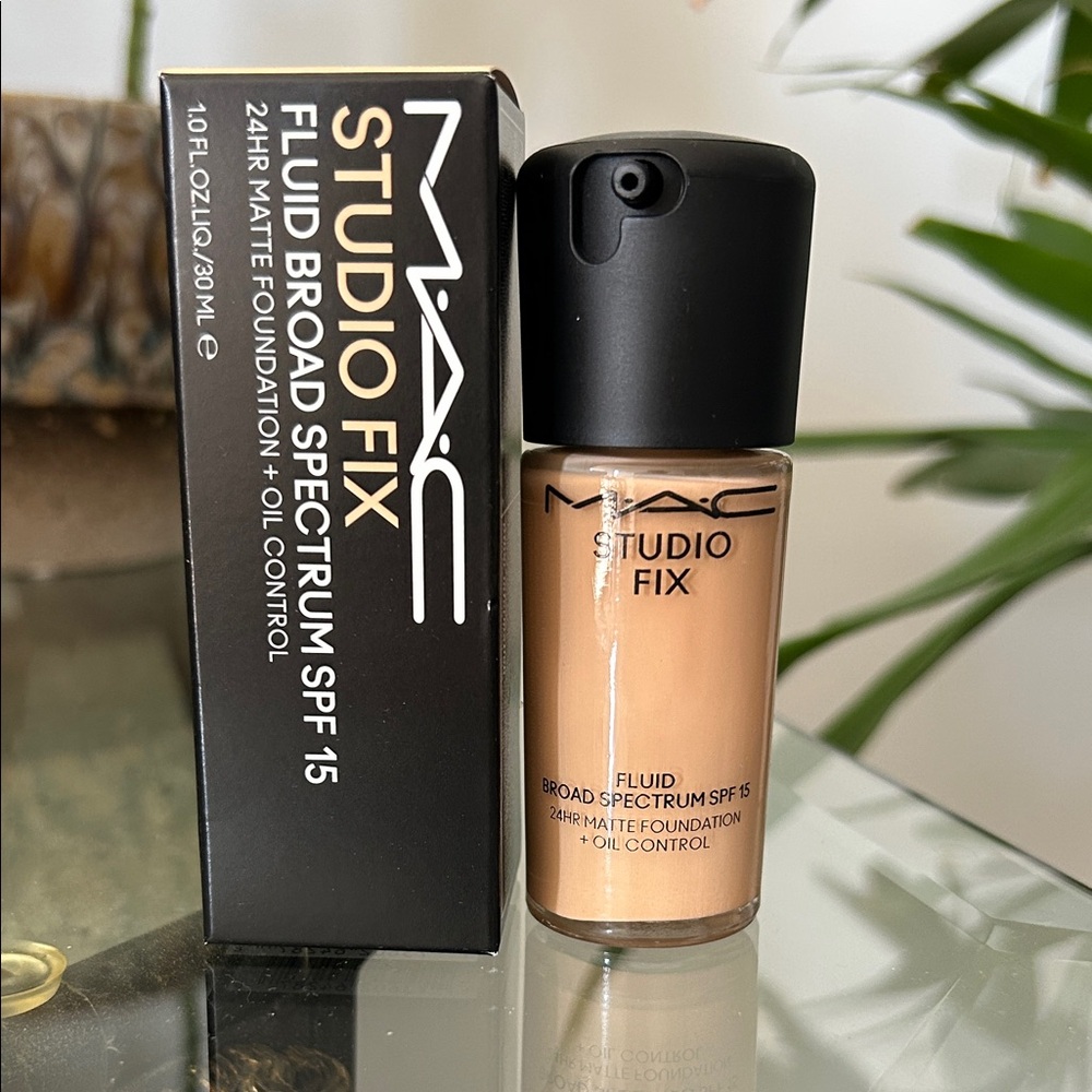MAC NC20 Studio Fix Fluid Broad Spectrum SPF 15